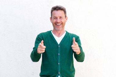 Mutlu adam her iki parmakları işaret 