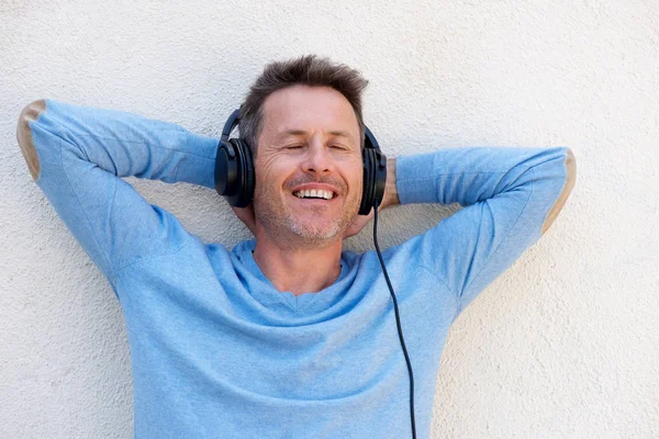 Hombre feliz con auriculares — Foto de Stock