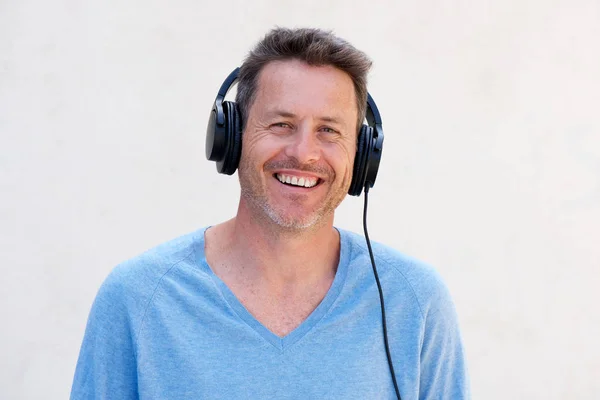 Fröhlicher Mann mit Kopfhörern — Stockfoto