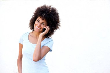 Kadın cep telefonuyla konuşuyor. 