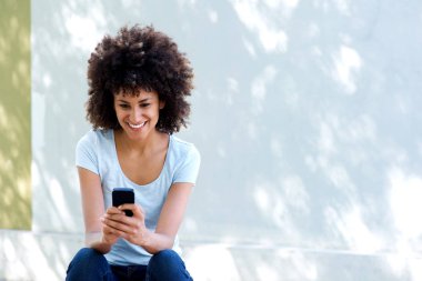  kadın holding cep telefonu