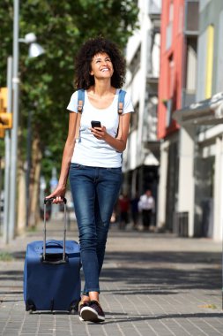  sokakta yürürken Gezgin gülüyor 