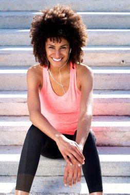 Kulaklık ile gülümseyen kadın 