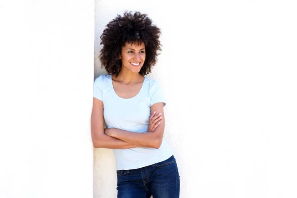 Woman standing with arms crossed — Stock Photo, Image