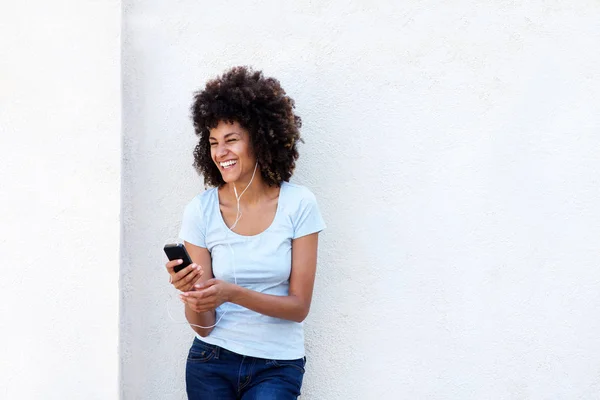 Mujer riendo sosteniendo teléfono móvil — Foto de Stock