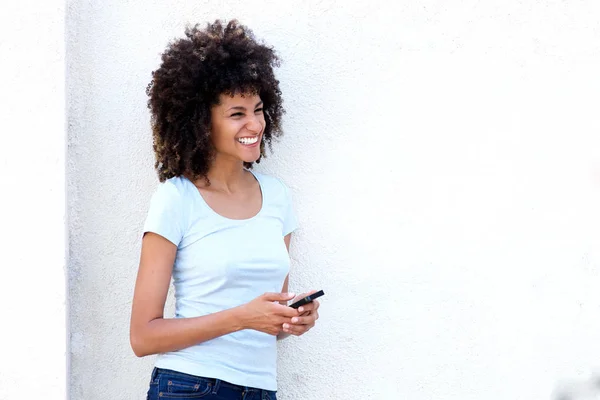 Mujer sosteniendo teléfono inteligente — Foto de Stock