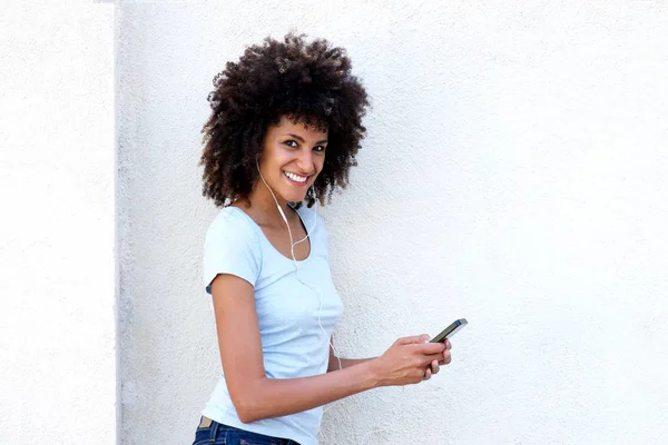Mujer sonriente sosteniendo el teléfono móvil — Foto de Stock