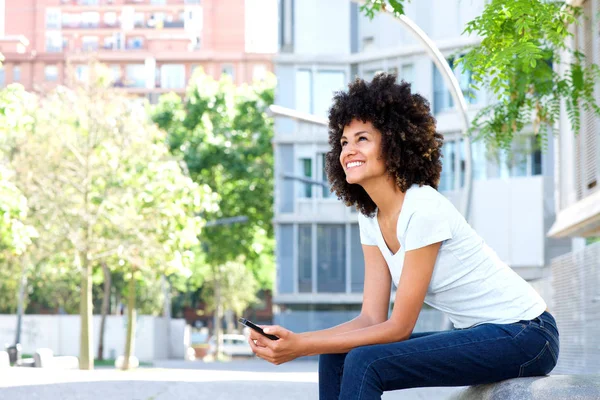 Mulher segurando telefone celular — Fotografia de Stock