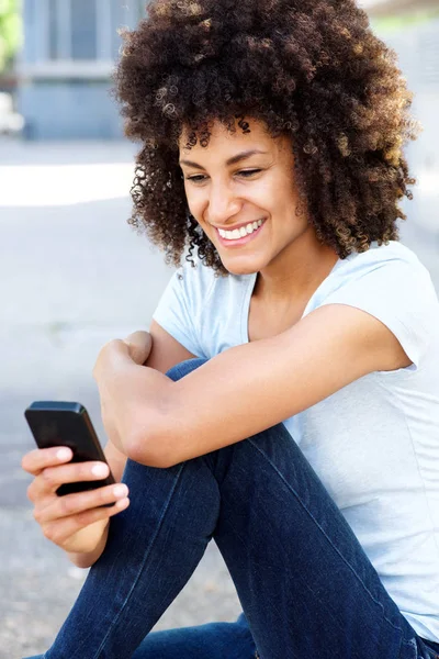 Gülümseyen dışında oturan kadın 