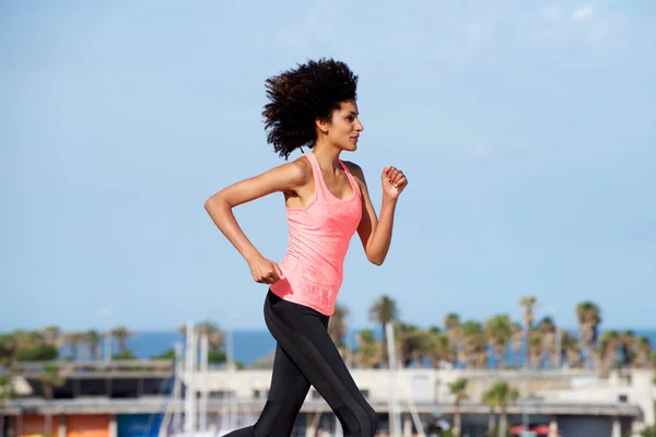 Mujer corredor entrenamiento fuera —  Fotos de Stock