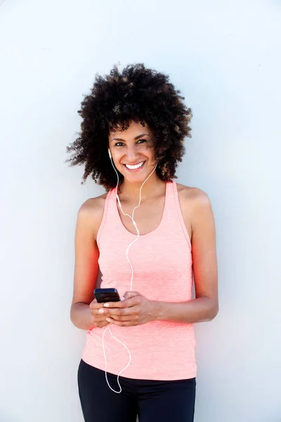 Mulher desportiva com fones de ouvido — Fotografia de Stock