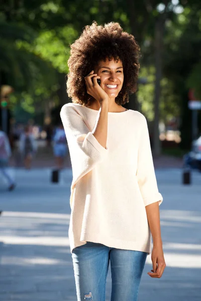 Mujer sonriente atractiva —  Fotos de Stock