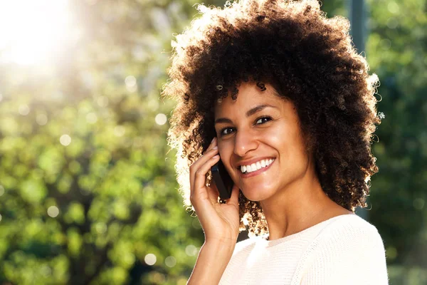 Wanita berbicara di telepon genggam — Stok Foto