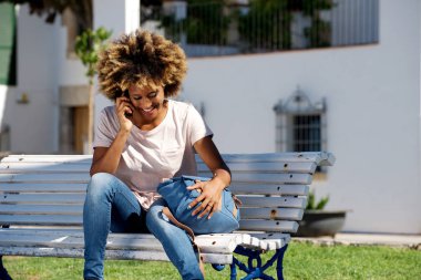 Afrikalı-Amerikalı kadın gülümsüyor 