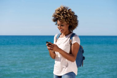 Afrikalı kadın gülümsüyor 