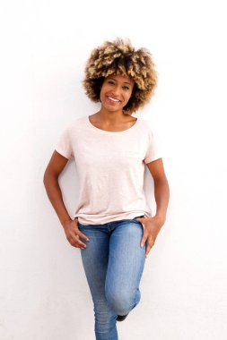 Gülümseyen genç Afrika kadın  