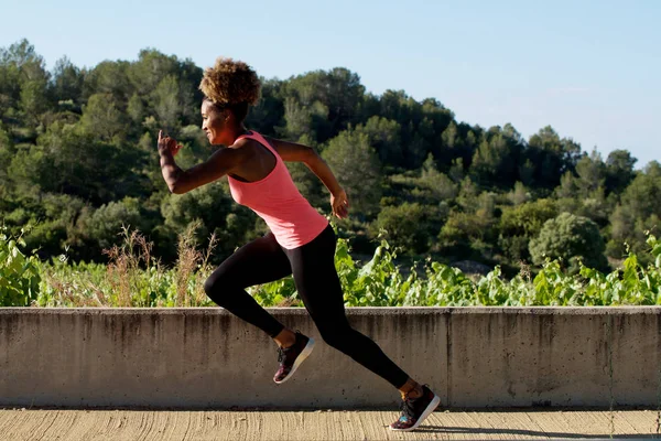Schwarze Frau sprintet im Freien — Stockfoto