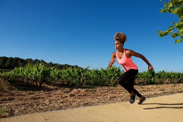 Женщина, быстро бегущая на свежем воздухе — стоковое фото