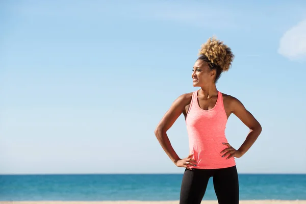 Fit woman standing by beach — Stock Photo, Image