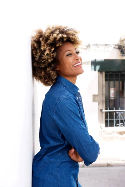 Black woman with arms crossed — Stock Photo, Image