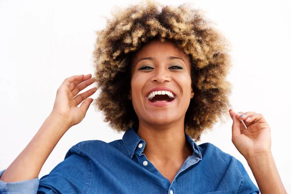Vrouw die lacht tegen de witte muur — Stockfoto