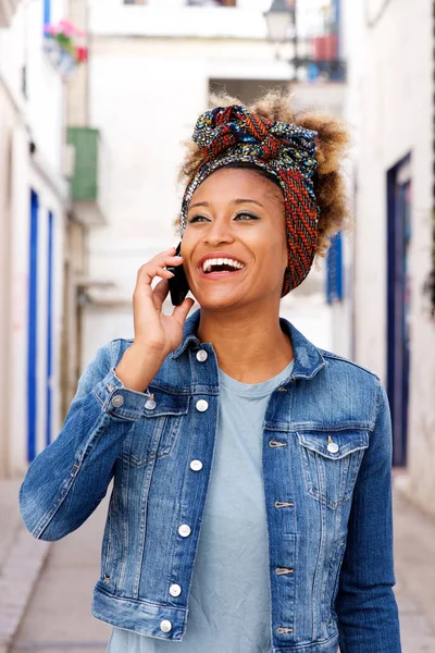 Lächelnde junge Afrikanerin — Stockfoto