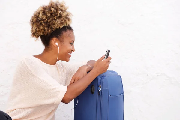 スーツケースを持つアフリカの女性 — ストック写真