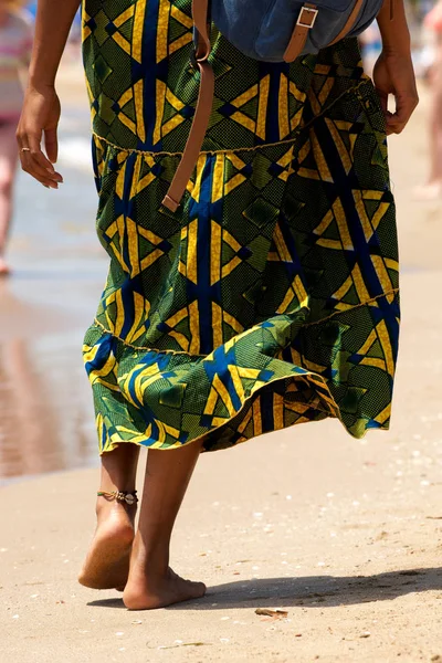Yalınayak kumsalda yürüyen kadın — Stok fotoğraf
