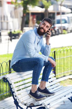 Tam uzunlukta mutlu yakışıklı adam 