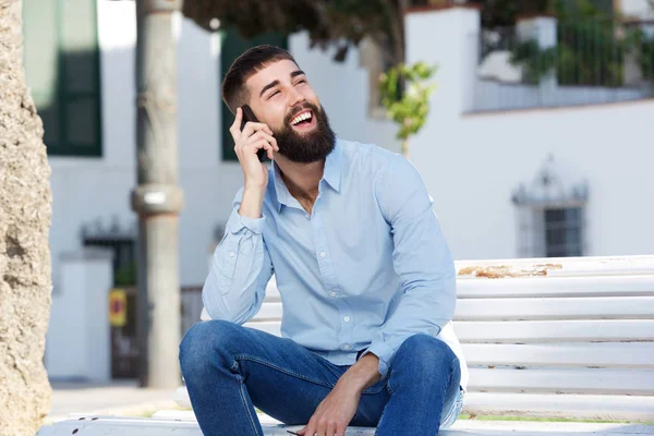 Bell'uomo seduto fuori — Foto Stock