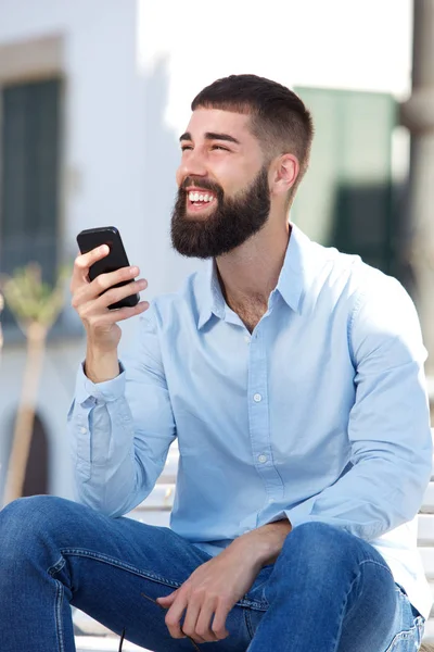 Schöner Mann sitzt draußen — Stockfoto