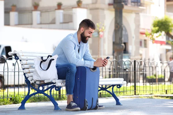 Uomo a corpo intero nel parco urbano — Foto Stock