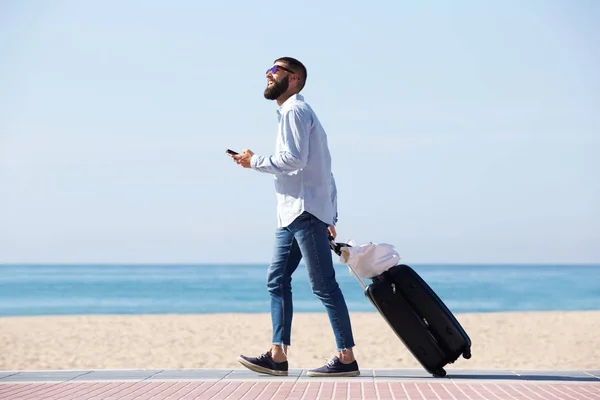 Nöjd resenär promenader — Stockfoto