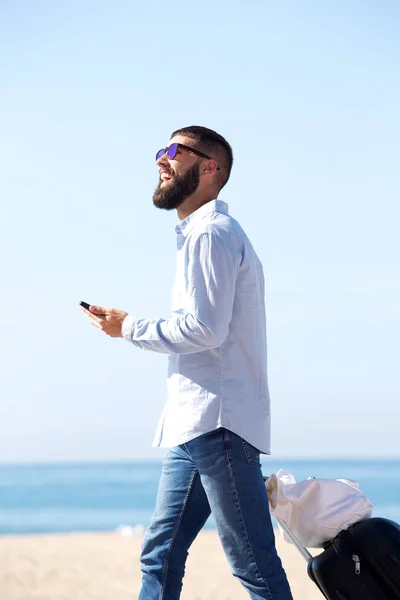 Nöjd resenär promenader på stranden — Stockfoto