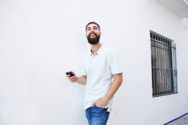 Neşeli adam dışarıda yürüyor 