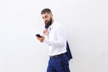 Ciddi iş adamı yürüyüş 