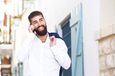 Mutlu adam cep telefonunuzun konuşma