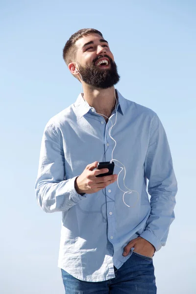 Homme riant avec téléphone portable — Photo