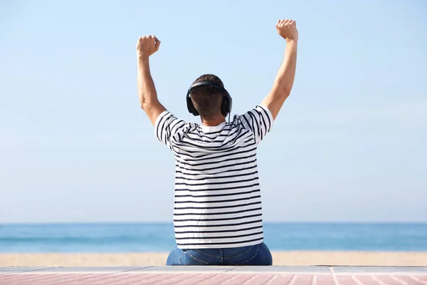 Parte trasera del hombre adulto fresco — Foto de Stock