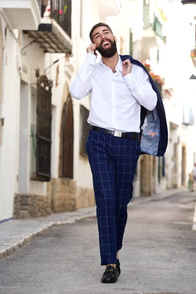 Felice uomo d'affari che cammina per strada — Foto Stock