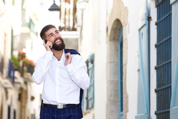 Glücklicher Geschäftsmann, der auf der Straße geht — Stockfoto