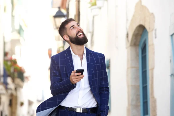 Porträtt av affärsmannen promenader i city — Stockfoto