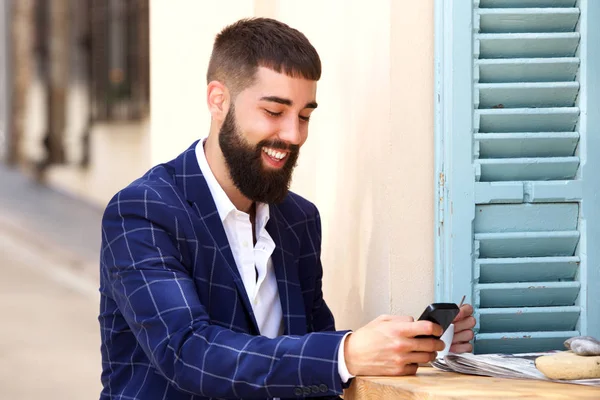Uomo sorridente in abito da lavoro — Foto Stock