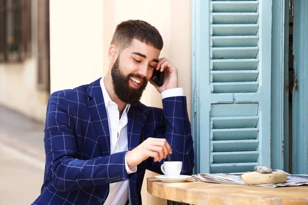 Fröhlicher Geschäftsmann sitzt im Café — Stockfoto