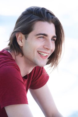 yakışıklı delikanlı kapatmak 