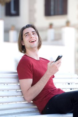 Dışarıda oturan genç adam 