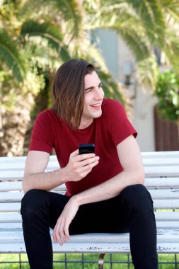 Yan portre yakışıklı adam 