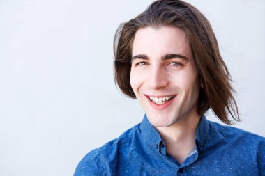 Yakışıklı genç adam. 