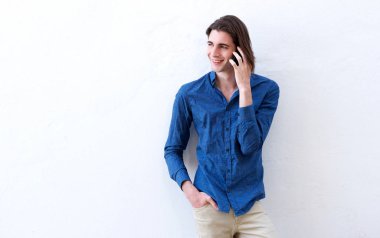 Cep telefonuyla konuşan mutlu adam. 