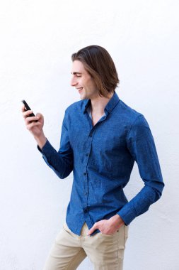 Mutlu adam uzun saçlı